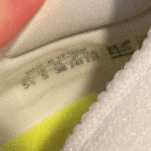 NEW adidas Ultra boost size 5.5, fit more like a 6.5 or 7ish - Picture 9 of 10